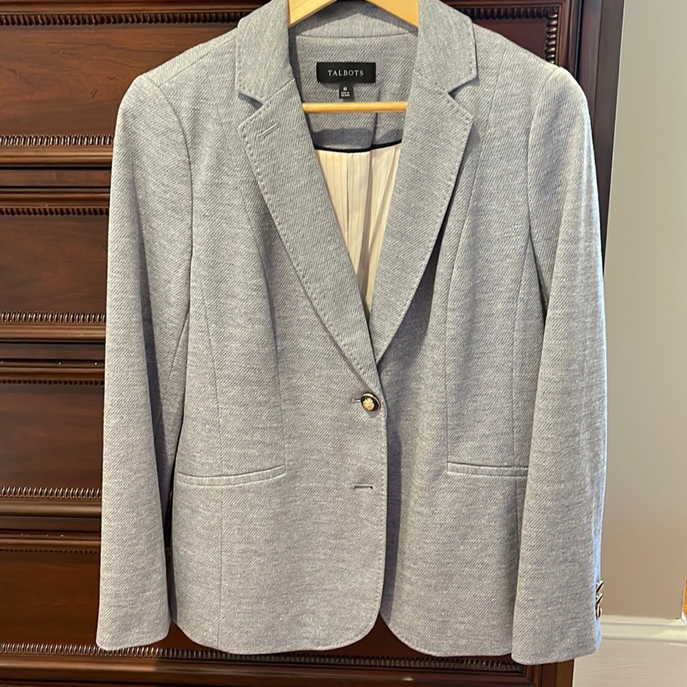 Medium weight blazer with some stretch, gorgeous buttons, flattering cut